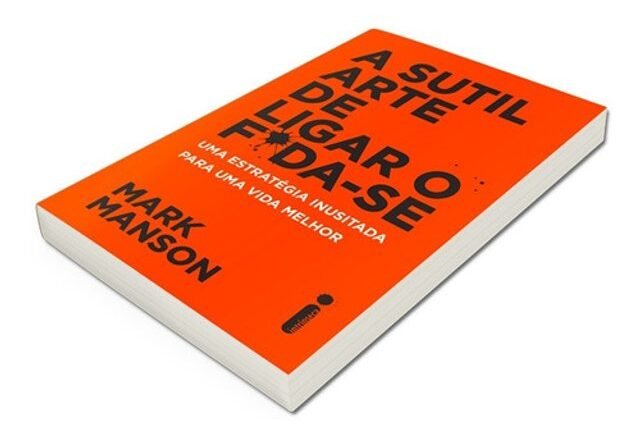 Ficha Técnica Livro: A Sutil Arte de Ligar o Fda-Se (The Subtle Art of Not Giving a Fck) Autor: Mark Manson Ano de Publicação: 2016 Editora: Intrínseca (Brasil) Resumo A Sutil Arte de Ligar o Fda-Se* é um manifesto provocativo que desafia os clichês tradicionais da autoajuda. Enquanto a maioria dos livros prega que o segredo para a felicidade é pensar positivo, desejar o sucesso incansavelmente e acreditar que você é especial, Mark Manson apresenta uma abordagem oposta: a vida é cheia de problemas, você não é o centro do universo e tentar se sentir bem o tempo todo só deixa você mais miserável. A premissa do autor é que a nossa cultura moderna desenvolveu uma expectativa irrealista de felicidade perpétua. Fomos condicionados a nos sentir mal por nos sentirmos maus, gerando uma espiral de ansiedade. O remédio proposto por Manson não é a indiferença total — o que seria um sintoma de psicopatia ou covardia —, mas a capacidade de selecionar cuidadosamente as coisas com as quais você realmente se importa. Ligar o "f*da-se" significa olhar para os desafios inerentes à existência, aos seus próprios limites e aos momentos difíceis, e dizer: "Tudo bem, isso é um problema, mas eu escolho enfrentá-lo". O livro é uma jornada de redefinição de valores morais e emocionais, mostrando que a verdadeira realização surge de saber o que rejeitar e por qual sofrimento vale a pena lutar. Os Principais Insights A Sutil Arte de Escolher as Preocupações: Ligar o "f*da-se" não significa ser indiferente, mas sim estar confortável em ser diferente. Para não se importar com trivialidades, é necessário encontrar algo maior e verdadeiramente significativo para focar sua energia. O Círculo Vicioso do Inferno: Tentar evitar o sofrimento só aumenta a sua dor. Quando você fica ansioso por estar ansioso ou triste por estar triste, entra em um ciclo destrutivo. Aceitar a dor como um elemento natural da vida quebra esse ciclo imediatamente. Bons Valores vs. Maus Valores: Maus valores dependem de fatores externos e são incontroláveis (prazer imediato, riqueza material, necessidade de estar sempre certo). Bons valores são internos e controláveis (honestidade, responsabilidade, vulnerabilidade e capacidade de ajudar os outros). A Ilusão da Certeza: O crescimento pessoal é um processo iterativo contínuo: não passamos do erro para o acerto absoluto, mas sim de erros maiores para erros um pouco menores. A dúvida sobre si mesmo e a abertura para estar errado são essenciais para aprender. O Valor de Encarar a Própria Mortalidade: Lembrar-se da própria finitude é a ferramenta mais poderosa para eliminar a vaidade fútil, o medo do julgamento alheio e a procrastinação, restando apenas o que é verdadeiramente essencial. Como Aplicar Hoje Mesmo Reavalie Seus Métricas de Sucesso: Escreva quais réguas você usa para medir seu valor (ex.: status, dinheiro, aprovação). Troque uma métrica externa e incontrolável por um valor interno e saudável (ex.: agir com integridade, dar o seu melhor). A Sutil Arte de Ligar o Foda-Se - Mark Manson Reduza o Foco nas Redes Sociais: Pratique diminuir a exposição ao estilo de vida idealizado de terceiros. Isso ajuda a calibrar o seu "termostato de expectativas" e evita comparações irreais sobre o que é uma vida feliz. Sobre o Autor Mark Manson é um escritor, consultor de desenvolvimento pessoal e blogueiro norte-americano. Nascido em Austin, Texas, em 1984, Manson cresceu em sua cidade natal e mudou-se para Boston para realizar seus estudos superiores, onde se formou em Relações Internacionais e Negócios pela Boston University em 2007. Após se formar, Manson começou sua carreira no ambiente digital criando blogs de conselhos sobre relacionamentos e cultura contemporânea. Em 2011, lançou seu site oficial, que se tornou um dos blogs de desenvolvimento pessoal mais lidos do mundo, atraindo milhões de leitores mensais graças ao seu tom direto, realista e sem clichês. Antes do fenômeno A Sutil Arte de Ligar o Fda-Se*, ele publicou o livro Models: Attract Women Through Honesty (2011) e, posteriormente, continuou sua sequência de sucessos com obras como Fdeu Geral: Um Livro Sobre Esperança* (2019).