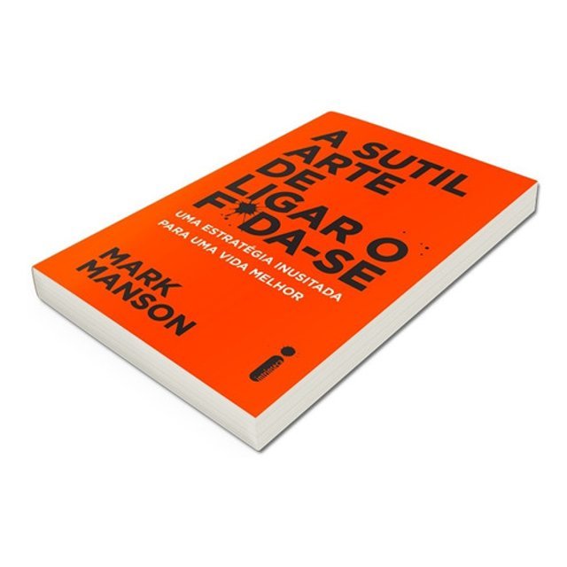 Ficha Técnica Livro: A Sutil Arte de Ligar o Fda-Se (The Subtle Art of Not Giving a Fck) Autor: Mark Manson Ano de Publicação: 2016 Editora: Intrínseca (Brasil) Resumo A Sutil Arte de Ligar o Fda-Se* é um manifesto provocativo que desafia os clichês tradicionais da autoajuda. Enquanto a maioria dos livros prega que o segredo para a felicidade é pensar positivo, desejar o sucesso incansavelmente e acreditar que você é especial, Mark Manson apresenta uma abordagem oposta: a vida é cheia de problemas, você não é o centro do universo e tentar se sentir bem o tempo todo só deixa você mais miserável. A premissa do autor é que a nossa cultura moderna desenvolveu uma expectativa irrealista de felicidade perpétua. Fomos condicionados a nos sentir mal por nos sentirmos maus, gerando uma espiral de ansiedade. O remédio proposto por Manson não é a indiferença total — o que seria um sintoma de psicopatia ou covardia —, mas a capacidade de selecionar cuidadosamente as coisas com as quais você realmente se importa. Ligar o "f*da-se" significa olhar para os desafios inerentes à existência, aos seus próprios limites e aos momentos difíceis, e dizer: "Tudo bem, isso é um problema, mas eu escolho enfrentá-lo". O livro é uma jornada de redefinição de valores morais e emocionais, mostrando que a verdadeira realização surge de saber o que rejeitar e por qual sofrimento vale a pena lutar. Os Principais Insights A Sutil Arte de Escolher as Preocupações: Ligar o "f*da-se" não significa ser indiferente, mas sim estar confortável em ser diferente. Para não se importar com trivialidades, é necessário encontrar algo maior e verdadeiramente significativo para focar sua energia. O Círculo Vicioso do Inferno: Tentar evitar o sofrimento só aumenta a sua dor. Quando você fica ansioso por estar ansioso ou triste por estar triste, entra em um ciclo destrutivo. Aceitar a dor como um elemento natural da vida quebra esse ciclo imediatamente. Bons Valores vs. Maus Valores: Maus valores dependem de fatores externos e são incontroláveis (prazer imediato, riqueza material, necessidade de estar sempre certo). Bons valores são internos e controláveis (honestidade, responsabilidade, vulnerabilidade e capacidade de ajudar os outros). A Ilusão da Certeza: O crescimento pessoal é um processo iterativo contínuo: não passamos do erro para o acerto absoluto, mas sim de erros maiores para erros um pouco menores. A dúvida sobre si mesmo e a abertura para estar errado são essenciais para aprender. O Valor de Encarar a Própria Mortalidade: Lembrar-se da própria finitude é a ferramenta mais poderosa para eliminar a vaidade fútil, o medo do julgamento alheio e a procrastinação, restando apenas o que é verdadeiramente essencial. Como Aplicar Hoje Mesmo Reavalie Seus Métricas de Sucesso: Escreva quais réguas você usa para medir seu valor (ex.: status, dinheiro, aprovação). Troque uma métrica externa e incontrolável por um valor interno e saudável (ex.: agir com integridade, dar o seu melhor). A Sutil Arte de Ligar o Foda-Se - Mark Manson Reduza o Foco nas Redes Sociais: Pratique diminuir a exposição ao estilo de vida idealizado de terceiros. Isso ajuda a calibrar o seu "termostato de expectativas" e evita comparações irreais sobre o que é uma vida feliz. Sobre o Autor Mark Manson é um escritor, consultor de desenvolvimento pessoal e blogueiro norte-americano. Nascido em Austin, Texas, em 1984, Manson cresceu em sua cidade natal e mudou-se para Boston para realizar seus estudos superiores, onde se formou em Relações Internacionais e Negócios pela Boston University em 2007. Após se formar, Manson começou sua carreira no ambiente digital criando blogs de conselhos sobre relacionamentos e cultura contemporânea. Em 2011, lançou seu site oficial, que se tornou um dos blogs de desenvolvimento pessoal mais lidos do mundo, atraindo milhões de leitores mensais graças ao seu tom direto, realista e sem clichês. Antes do fenômeno A Sutil Arte de Ligar o Fda-Se*, ele publicou o livro Models: Attract Women Through Honesty (2011) e, posteriormente, continuou sua sequência de sucessos com obras como Fdeu Geral: Um Livro Sobre Esperança* (2019).